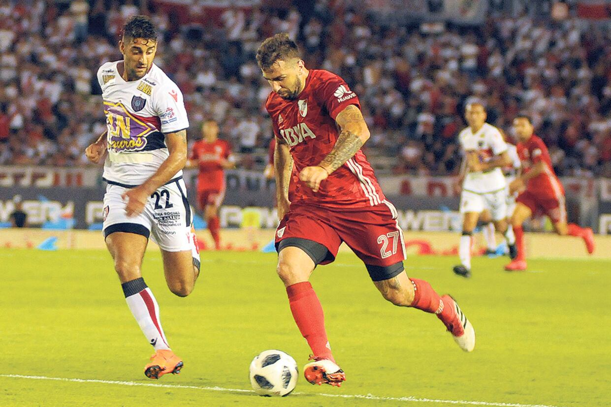 n Lucas Pratto encara hacia el arco en una de las pocas opciones que tuvo para hacerlo durante el partido.