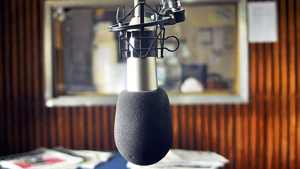 La radio, que acompañó la vida de varias generaciones de argentinos, está viviendo un momento crítico.