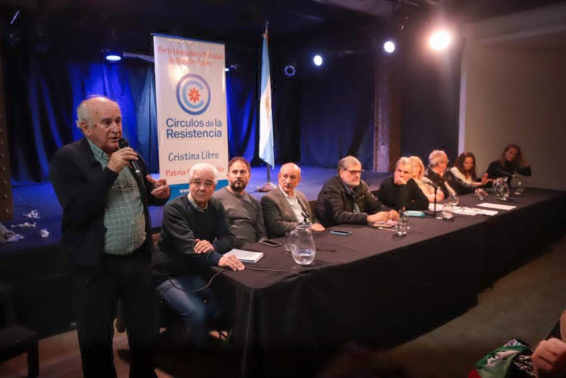 Del panel participaron diversos referentes políticos, sociales y culturales.