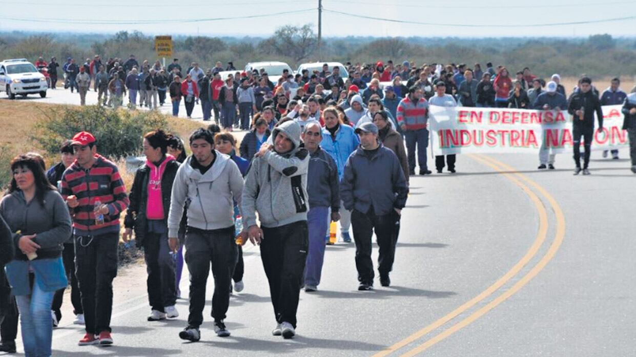 Marcha de protesta de trabajadores de Puma en Chilecito y Chamical. Hubo 180 despidos en esa empresa.