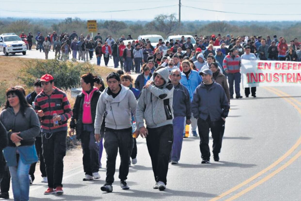 Marcha de protesta de trabajadores de Puma en Chilecito y Chamical. Hubo 180 despidos en esa empresa.