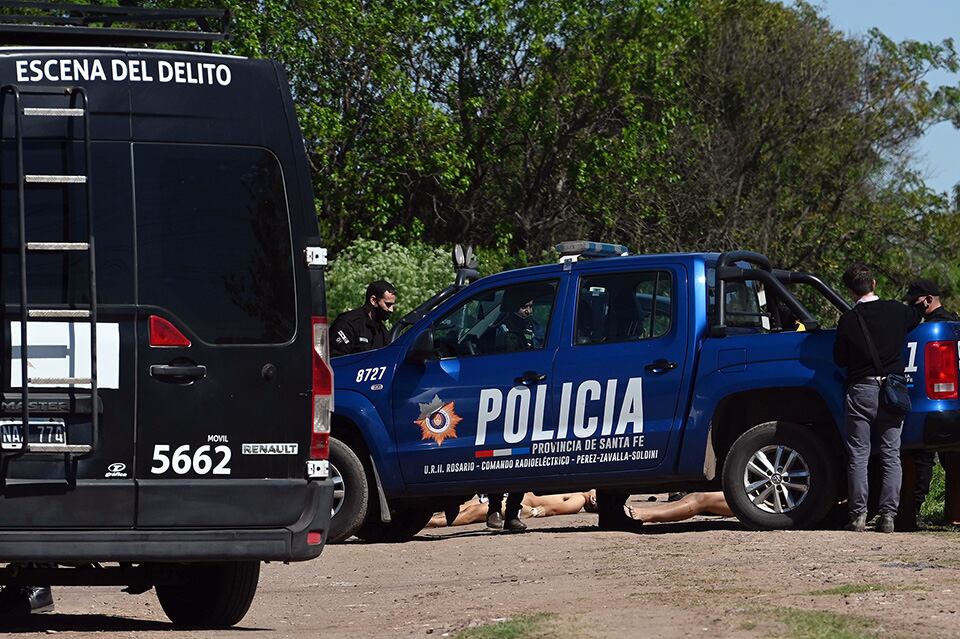 Los jóvenes quedaron tirados en un camino rural.