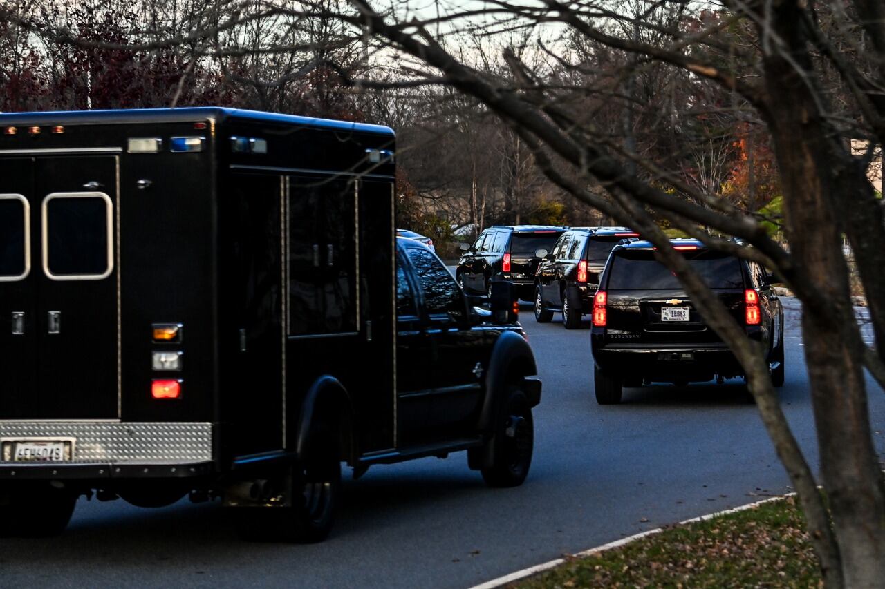 Una ambulancia escoltada por el servicio secreto llevó a Biden al hospital.