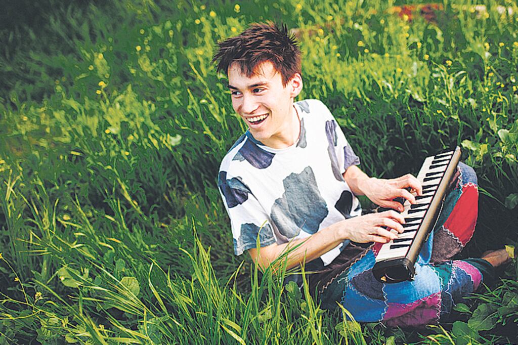 “Mi habitación es mi instrumento, es mi lugar favorito del mundo para crear música”, dice Collier.