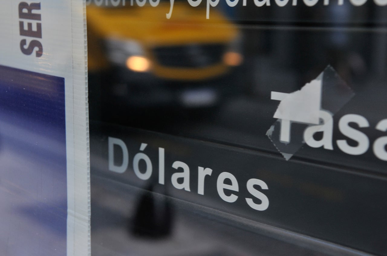 El dólar paralelo se mantuvo en los 154 pesos del miercóles.