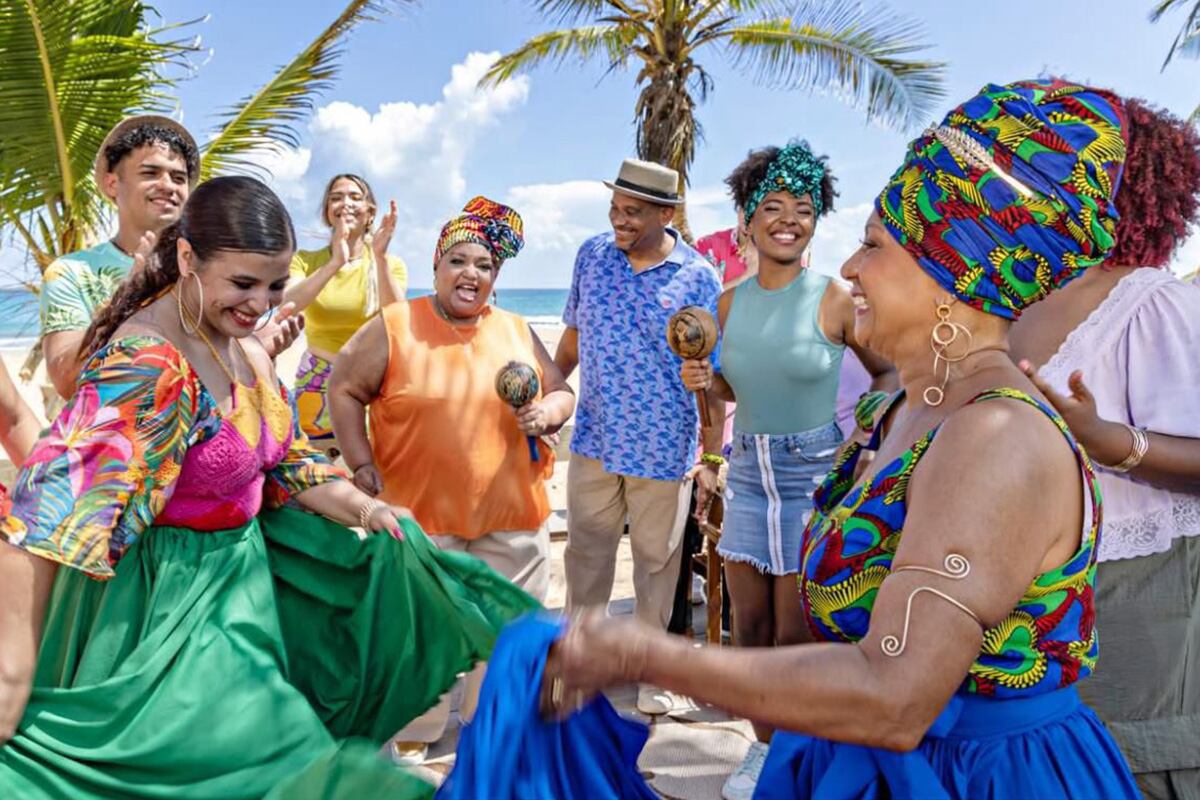 La gran Marielle Burgos bailando bomba junto con un grupo de puertoriqueños. Imagen: Marielle Burgos