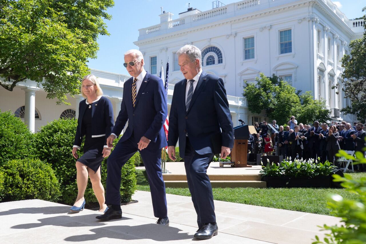 La premier sueca Magdalena Andersson, Biden y el presidente de Finlandia Sauli Niinisto en Washington.