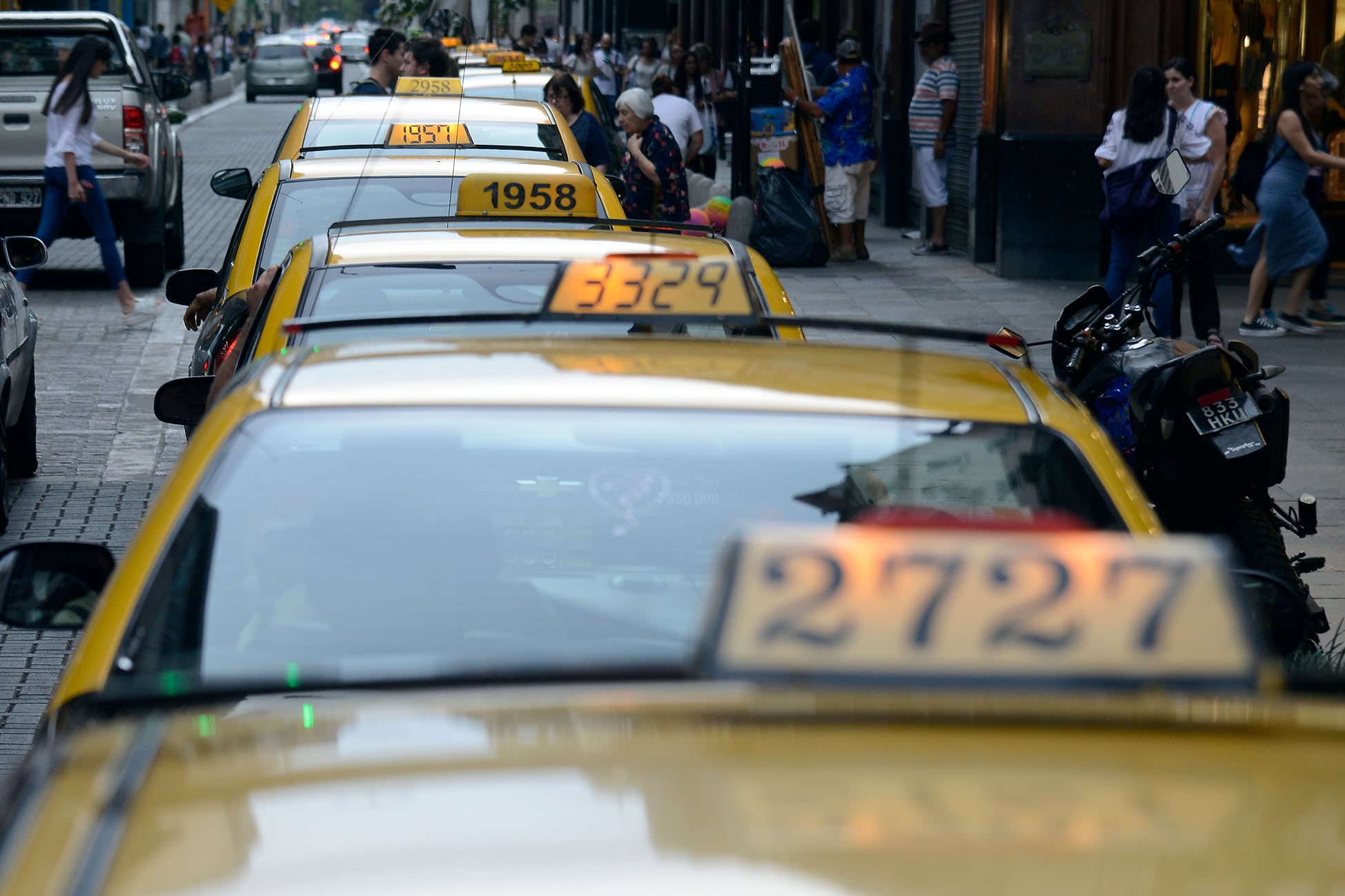 Los taxistas apuntan contra los servicios de plataformas.