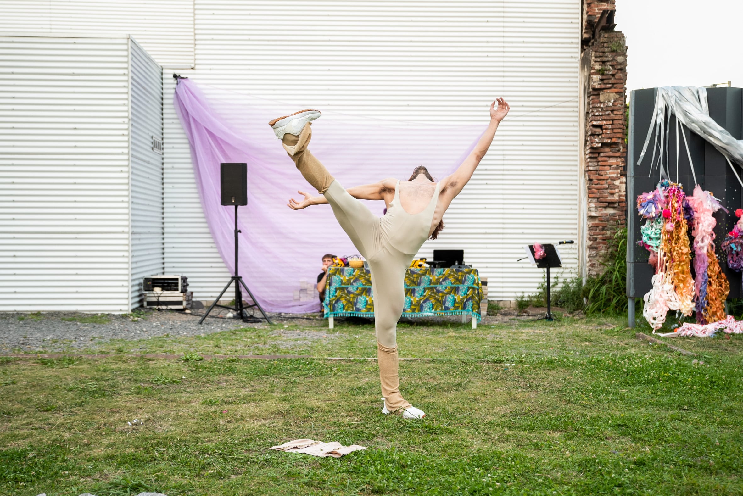 “Micelias” es una performance grupal que se despliega en el jardín de la galería porteña Proa21