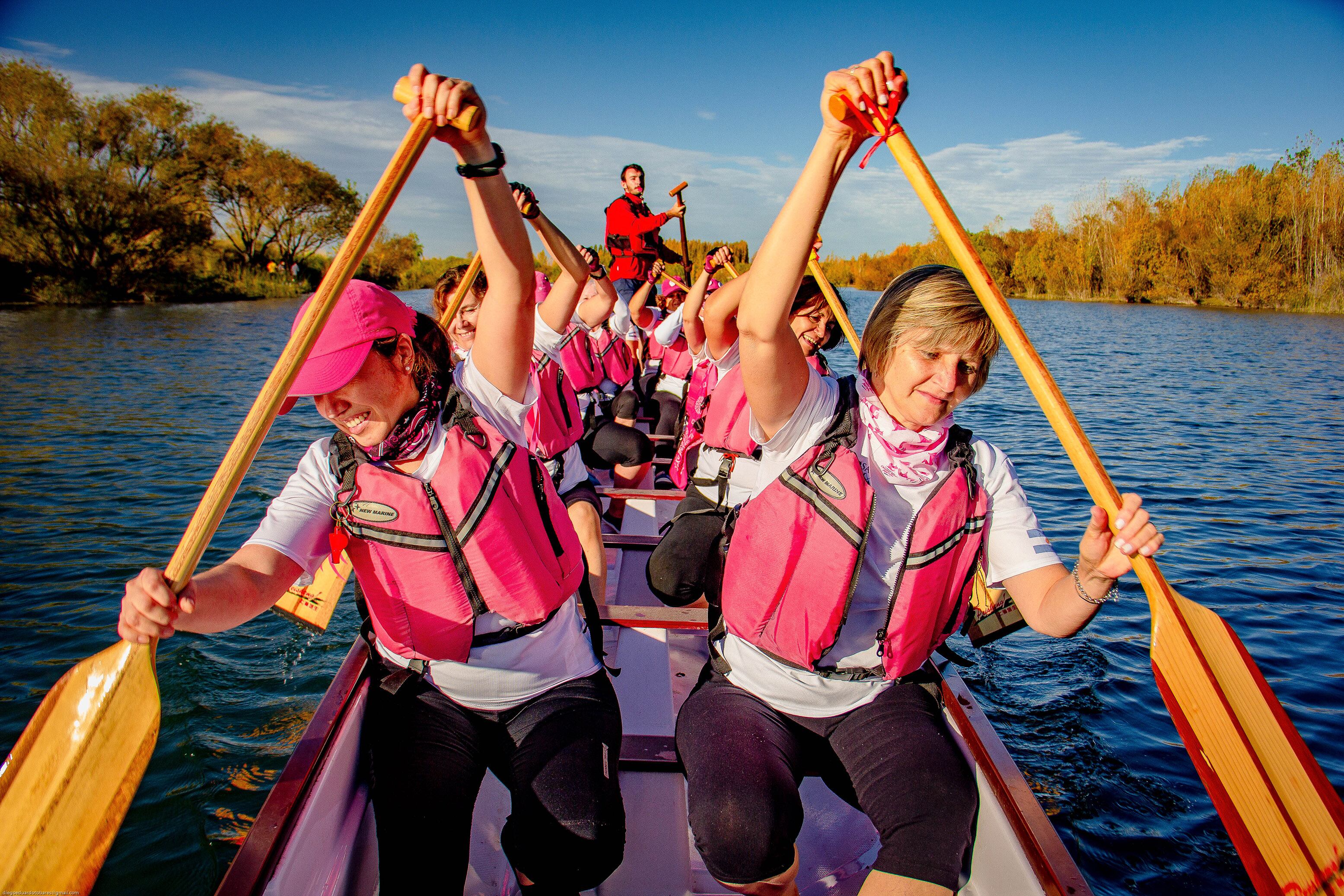 El equipo Rosa Fénix paleandole a la vida.