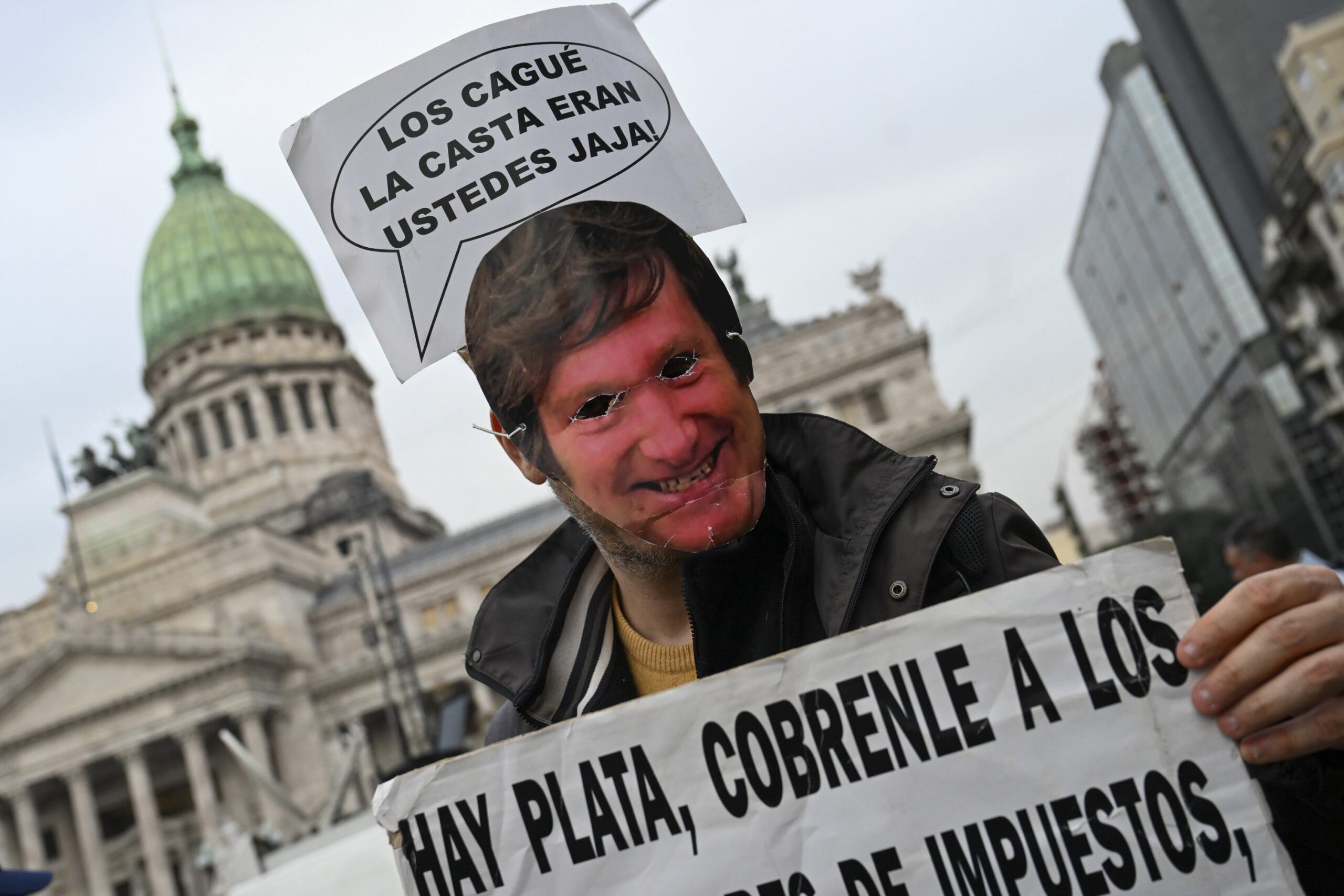 Los apoyos a Javier Milei siguen cayendo en todo el país. 