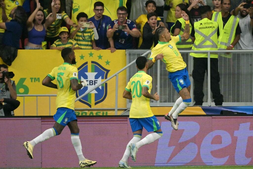 Raphinha (#11) metió dos goles, ambos de penal.