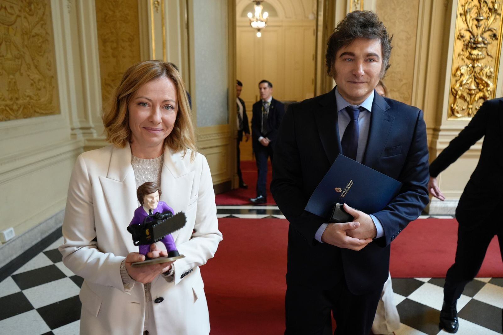 Milei le regaló a Meloni un muñeco suyo con una motosierra.