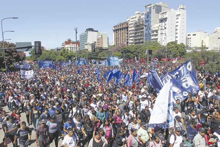 La marcha salió de tres puntos de la Ciudad de Buenos Aires y concluyó frente al ministerio.