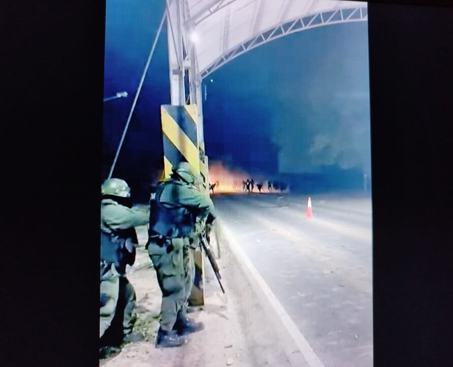 Gendarmes repeliendo bagayeros desde el Puesto 28. 