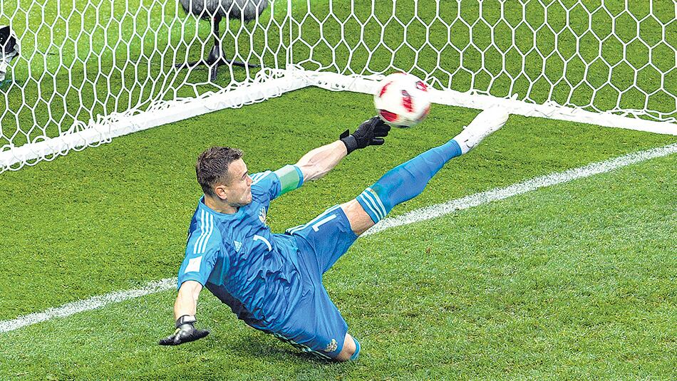 La rara pirueta de Akinfeev para atajar el penal de Aspas y darle a Rusia el pase a cuartos.