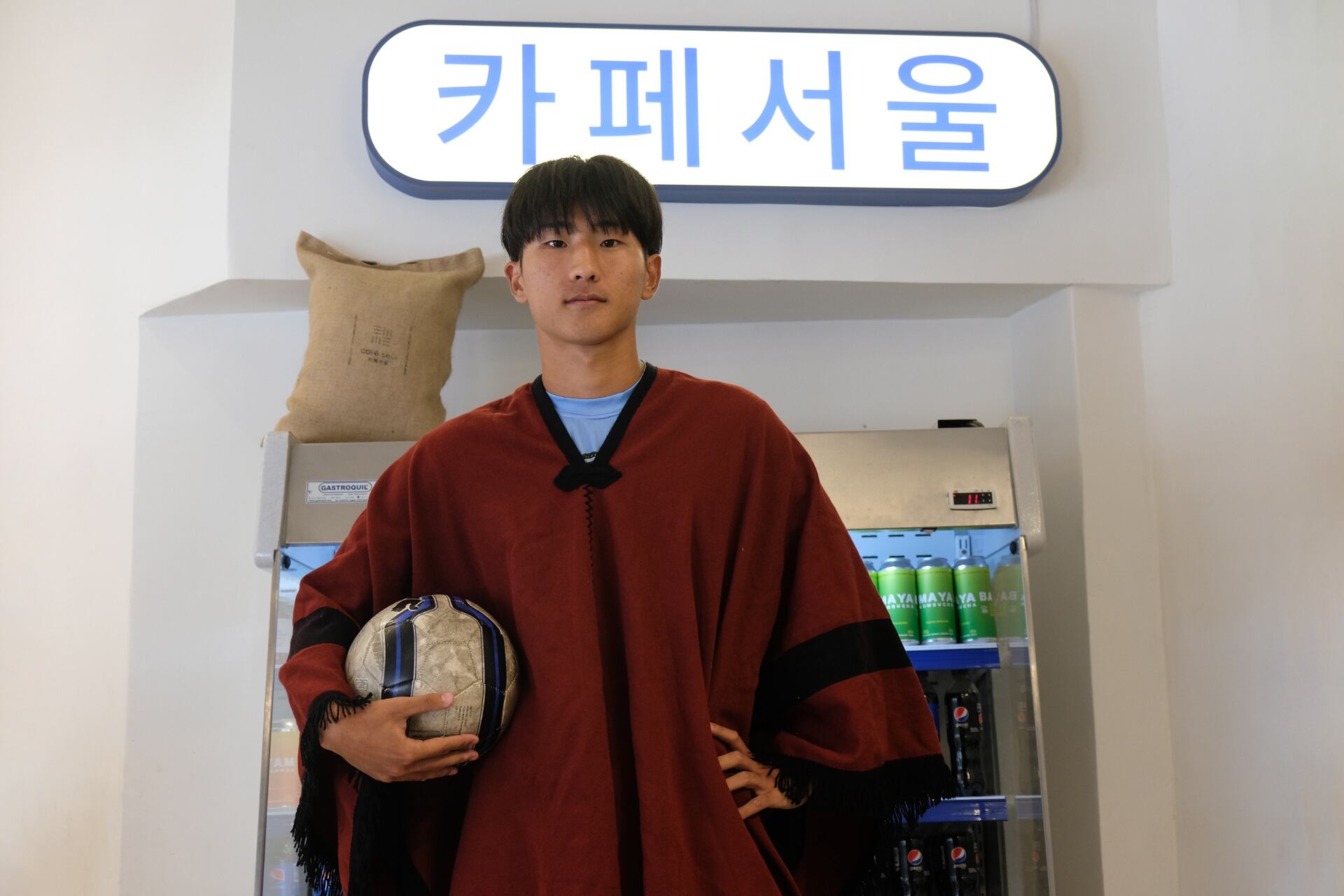 Jung disfruta de escuchar trap coreano, se ceba con las historietas digitales y pasa horas jugando Bouncy Ball, Clash Royale y Wild Rift