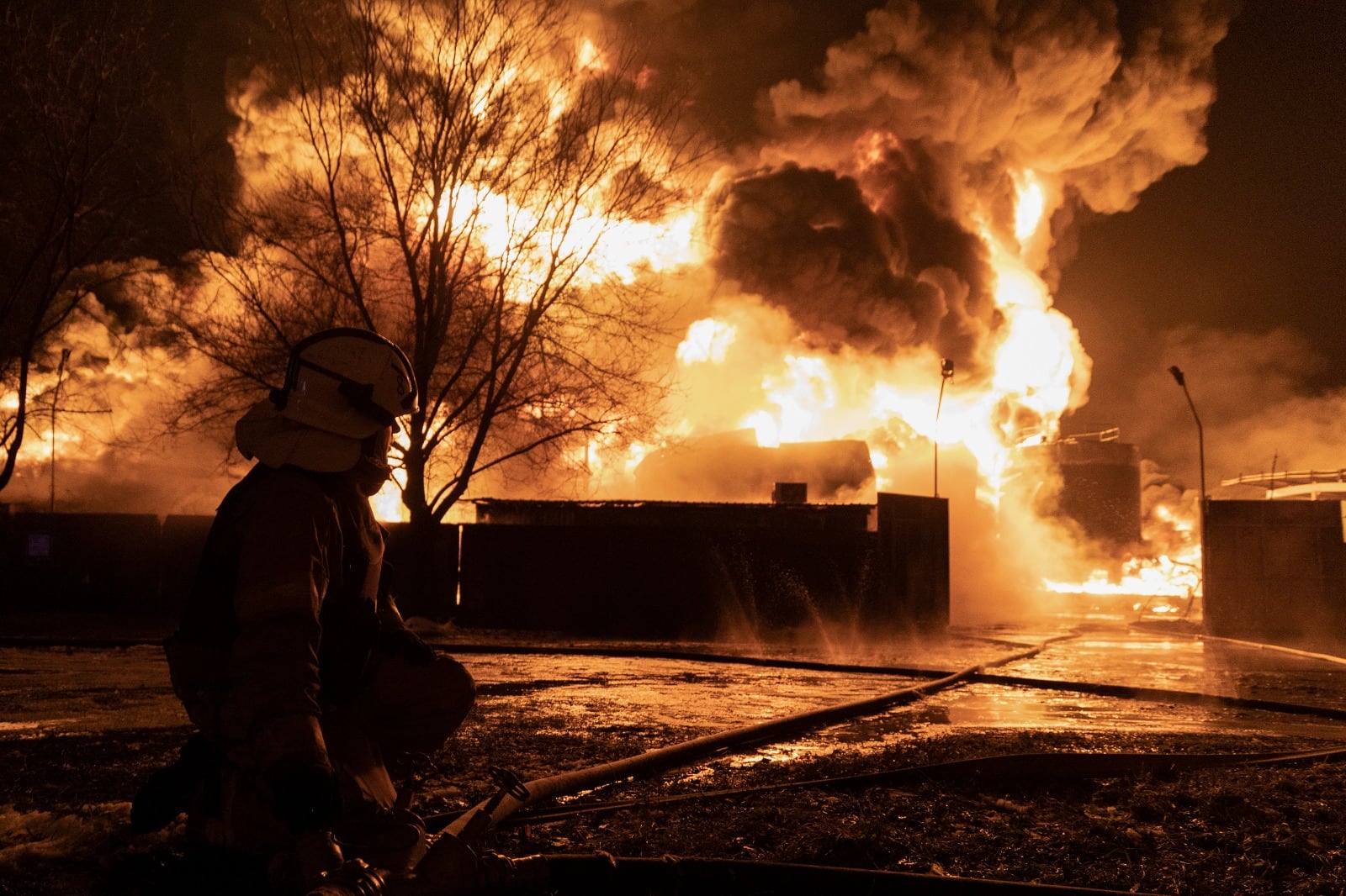 El ataque ruso causó un gran incendio en Járkov.