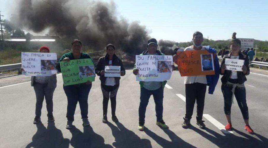 Familiares y vecinos cuando cortaron la ruta en Simoca, cuando todavía lo buscaban. 