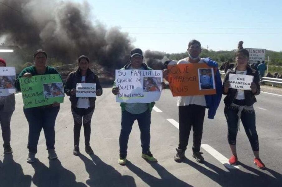 Familiares y vecinos cuando cortaron la ruta en Simoca, cuando todavía lo buscaban.