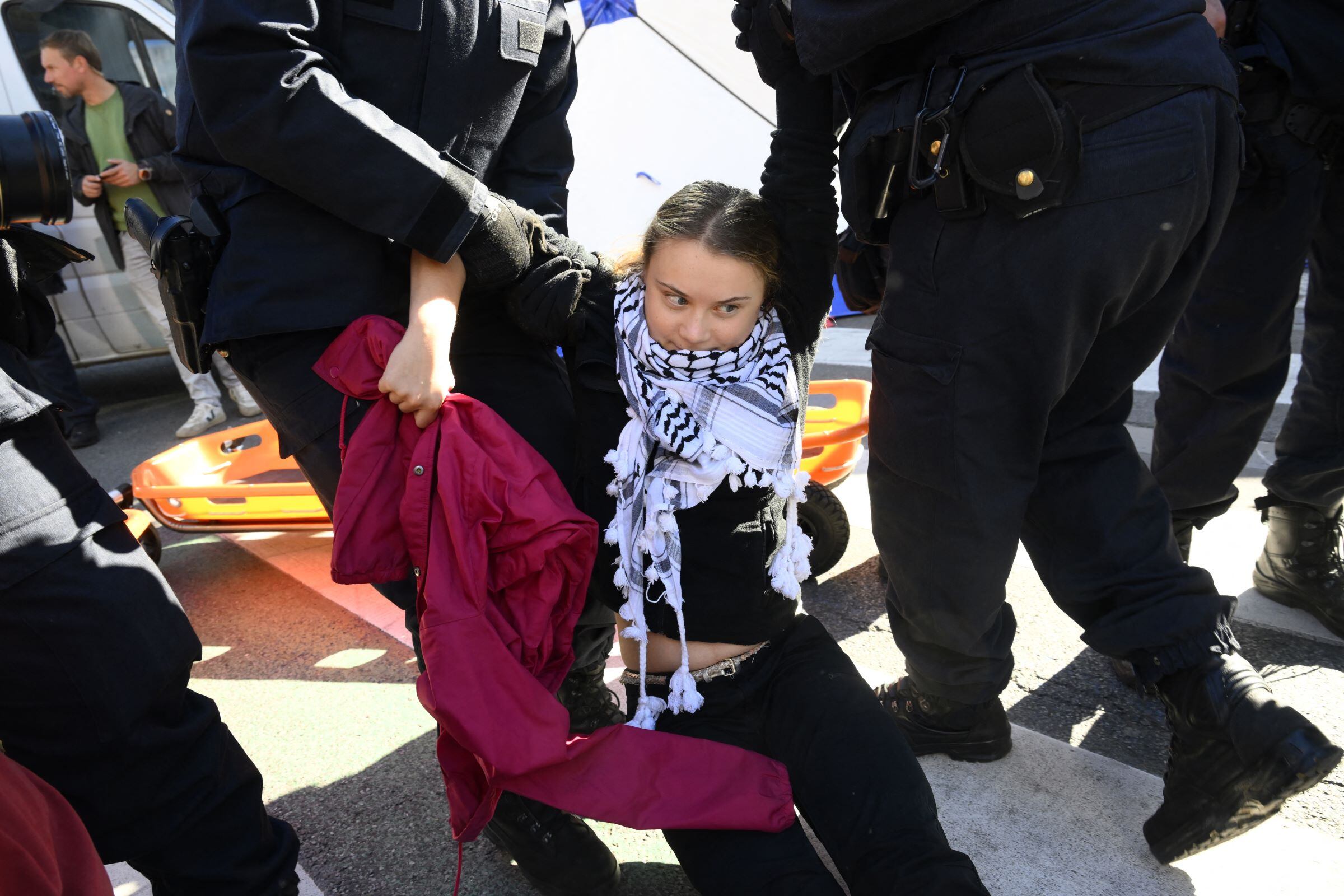 La joven ecologista, arrastrada por los policías en la capital belga