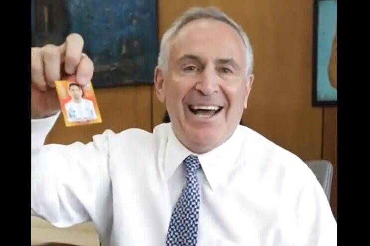 Stanley, feliz porque le tocó la figurita de Messi.