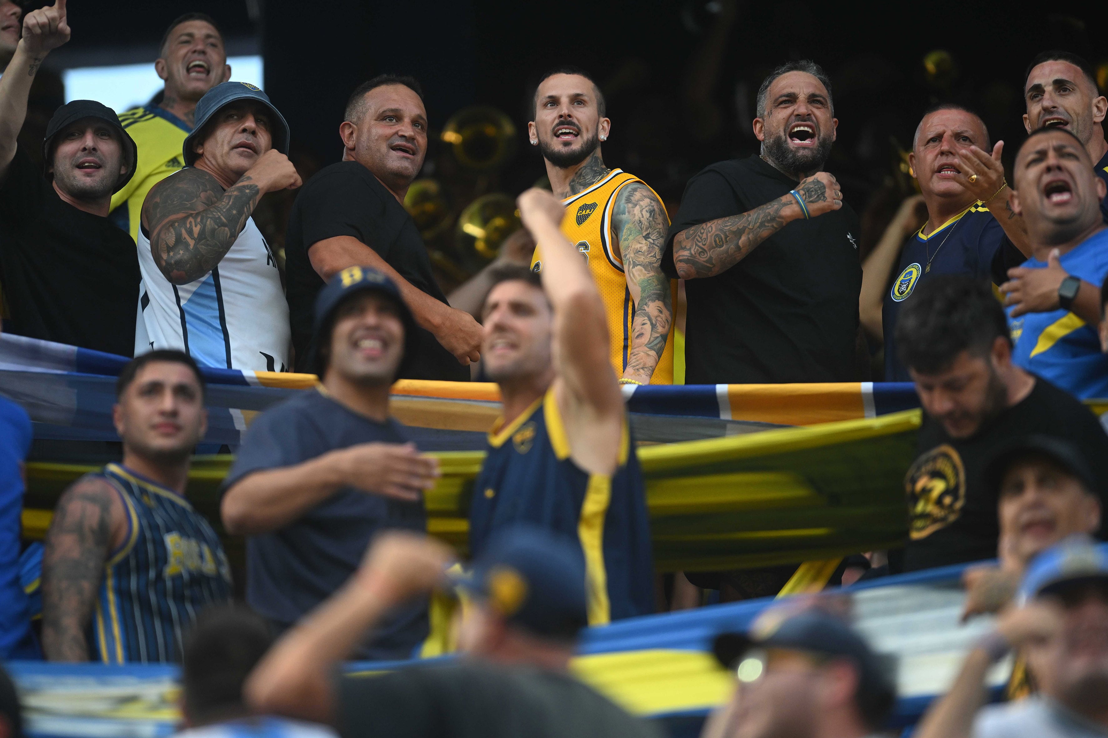 Benedetto junto a los líderes de la barra de Boca