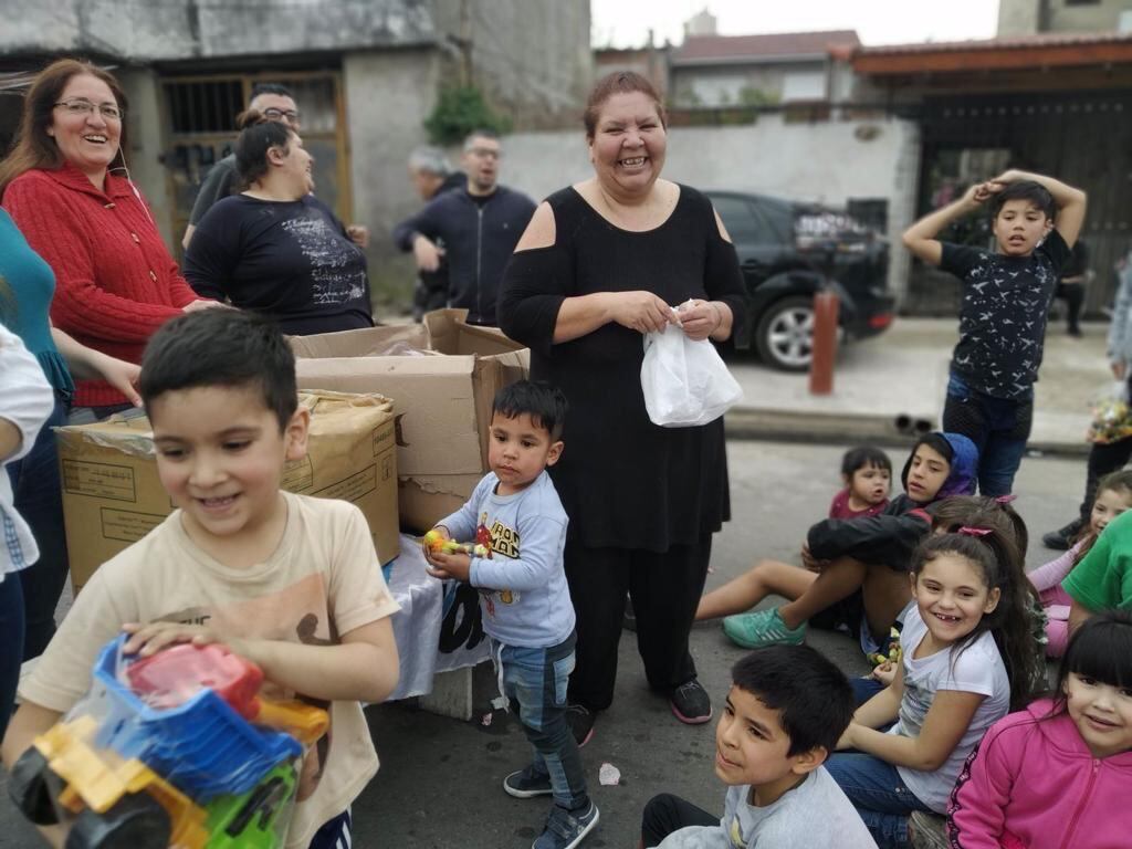 Carmen Miño, en pleno trabajo en el día de la niñez en su casa de Fiorito. 
