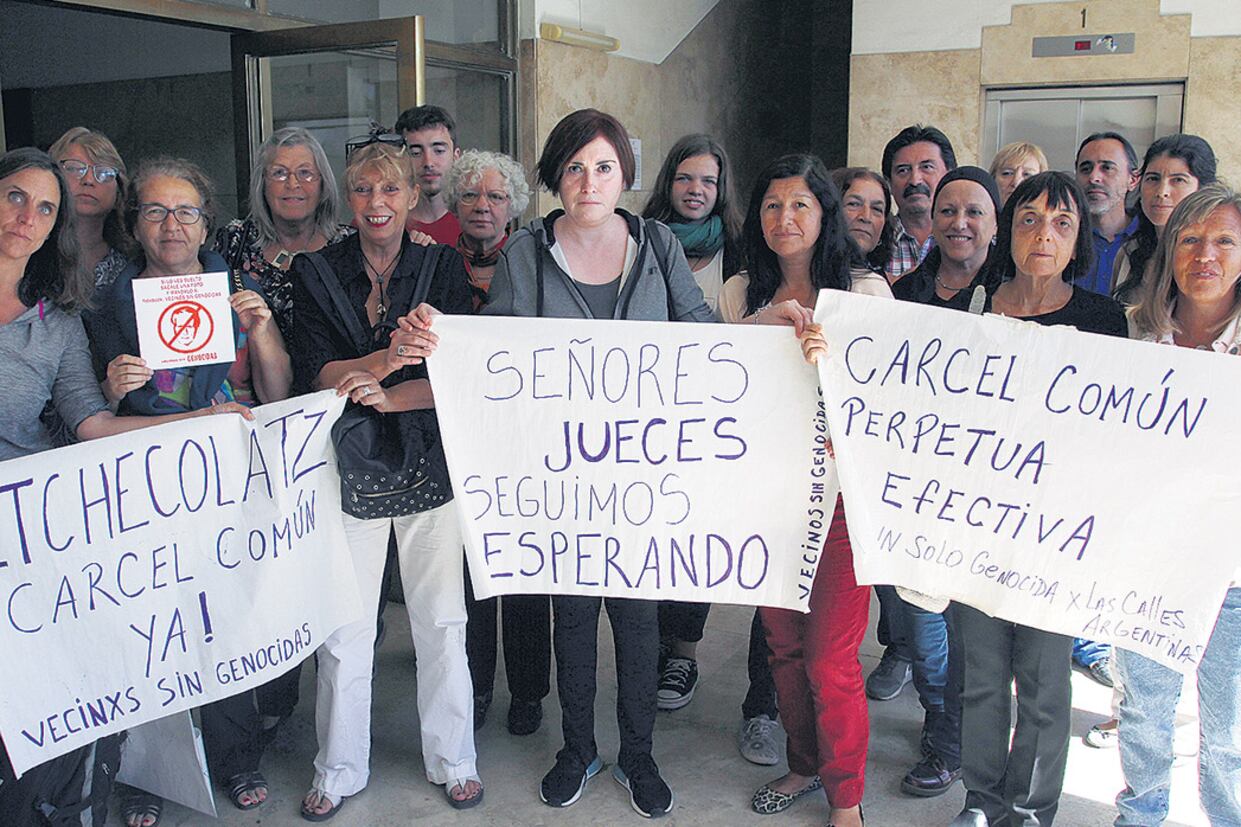 Vecinos del Bosque Peralta Ramos, en Mar del Plata, viajaron hasta los tribunales para llevar su reclamo.