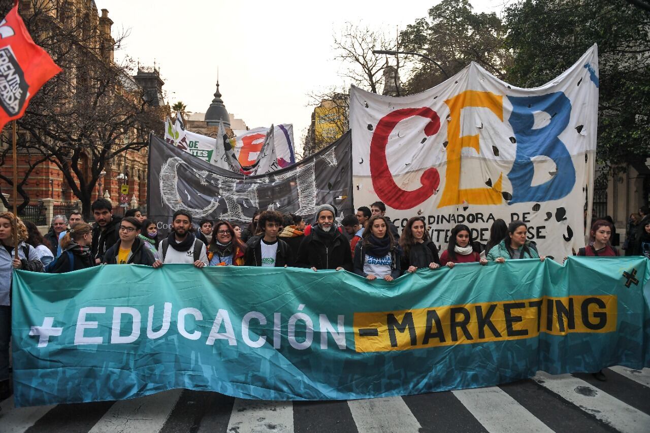 La marcha partió desde Ayacucho y Avenida Córdoba hasta la Legislatura.