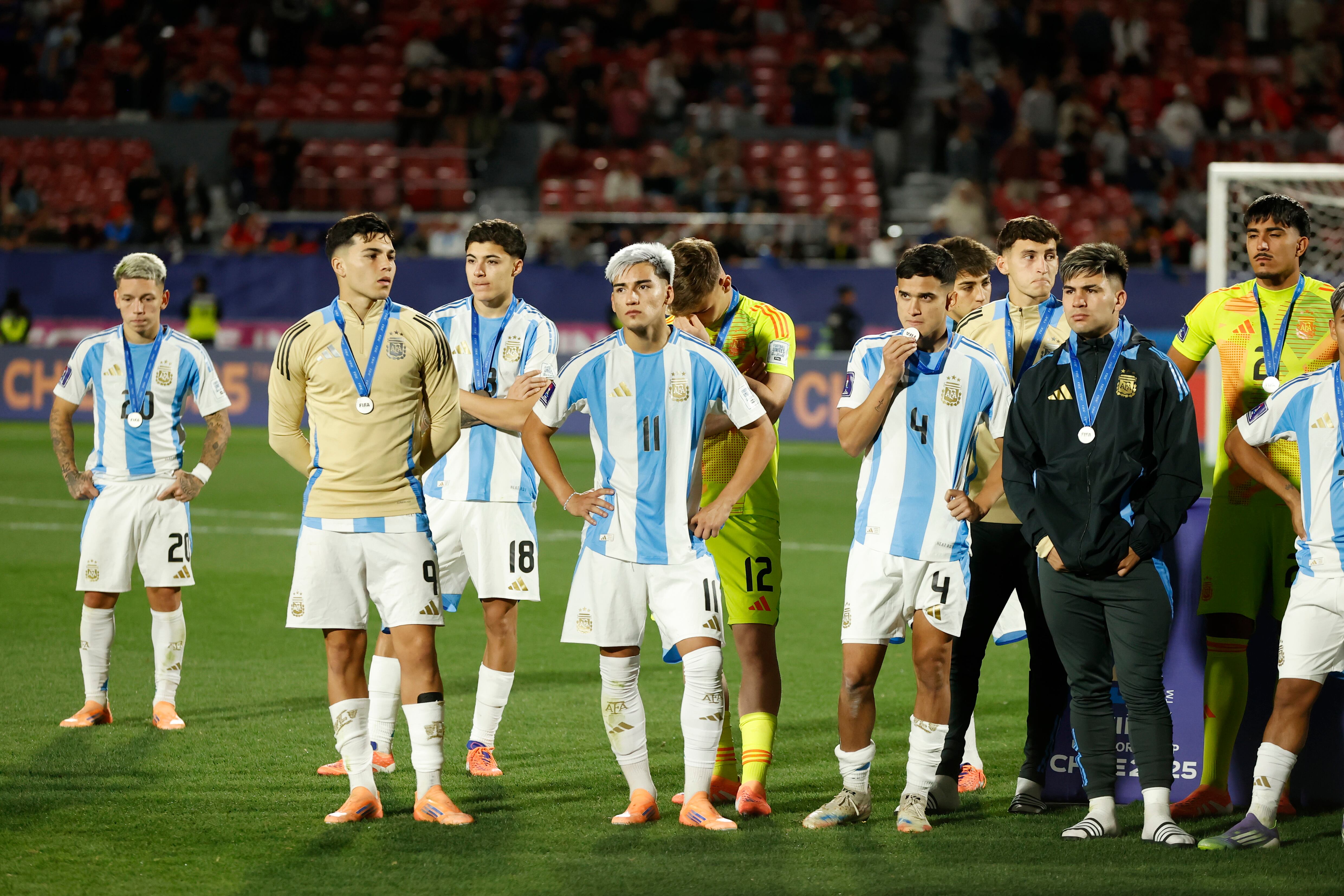 Los jugadores argentinos recibieron la medalla por el segundo puesto