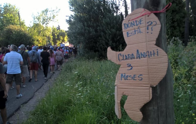 Una de las siluetas en el Bosque Peralta Ramos se pregunta por Clara Anahí, la nieta de Chicha Mariani.