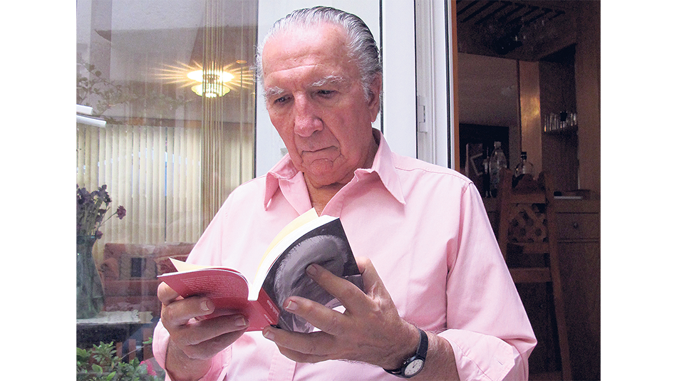 “La poesía se manifiesta de modo natural, orgánico, espontáneo, como con vida propia”, señala Alonso.