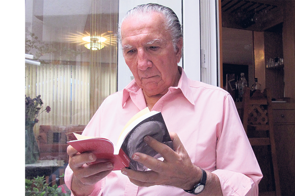 “La poesía se manifiesta de modo natural, orgánico, espontáneo, como con vida propia”, señala Alonso.