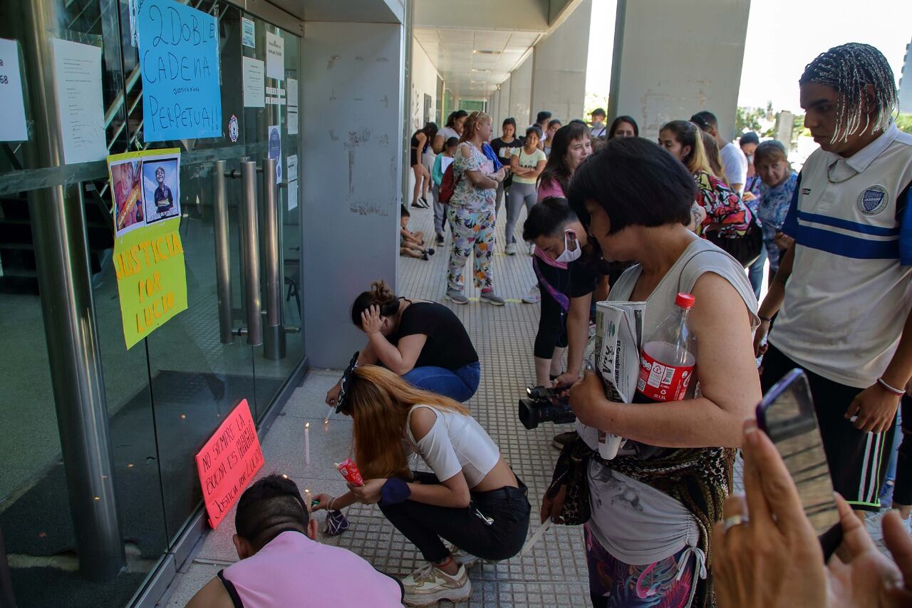 Santa Rosa: Familiares de Lucio, el menor que falleció a causa de maltratos, se manifestaron frente a la fiscalía en la Ciudad Judicial de Santa Rosa.