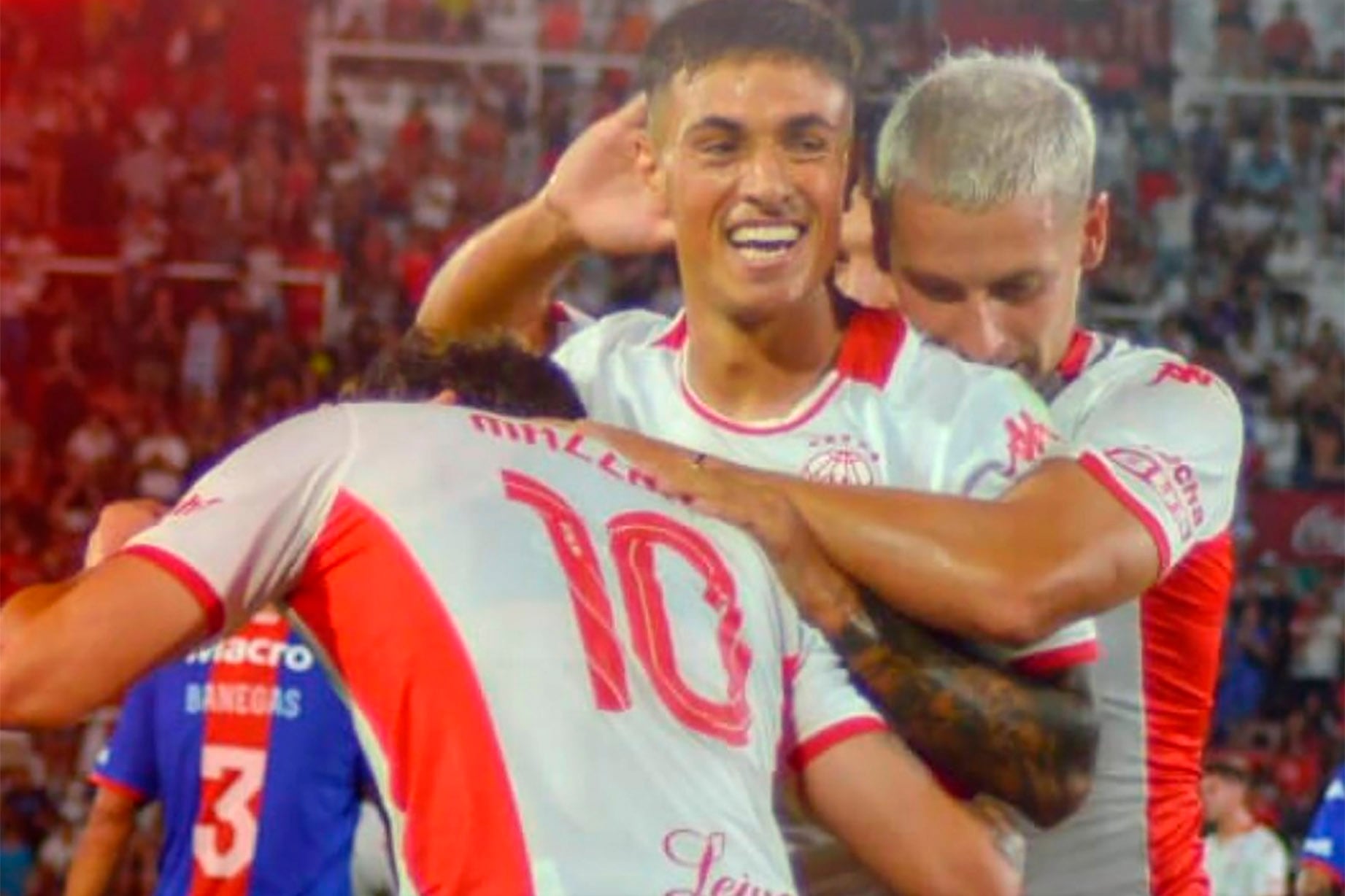 El festejo de Huracán tras el gol de Tissera