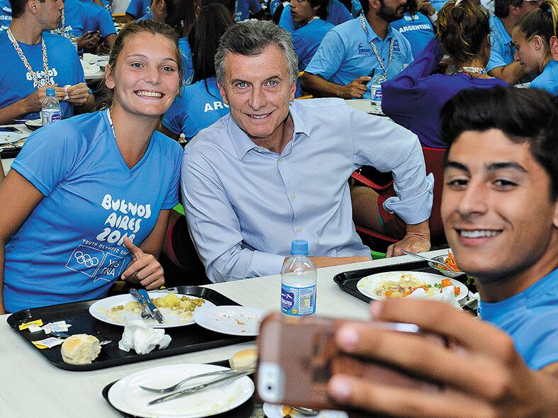 Mauricio Macri, ayer durante el almuerzo con los jóvenes deportistas.