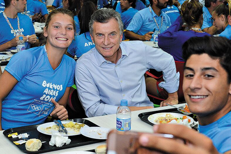 Mauricio Macri, ayer durante el almuerzo con los jóvenes deportistas.