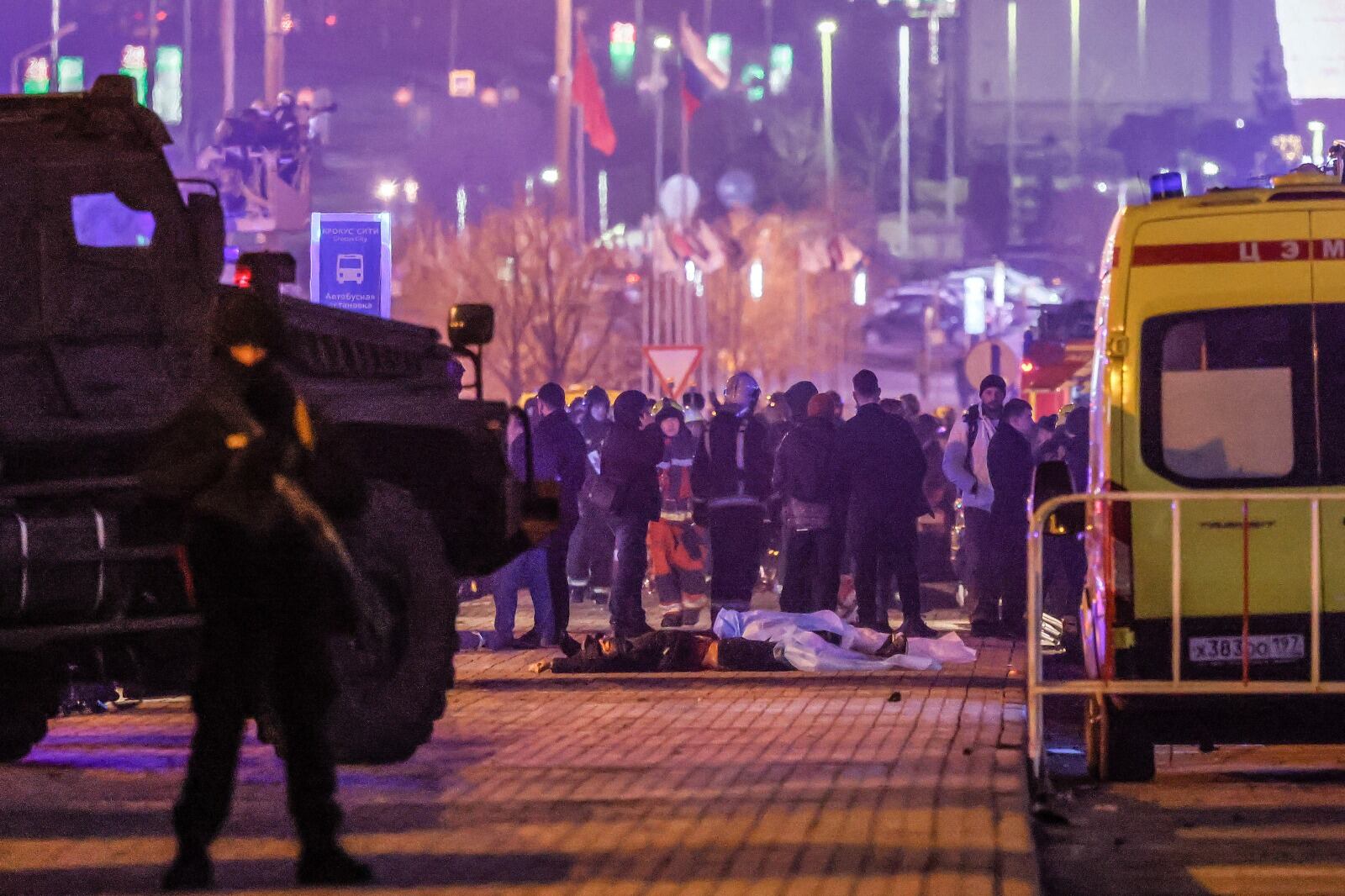 Cadáveres de víctimas del atentado en la entrada a la sala de conciertos de Krasnogorsk.