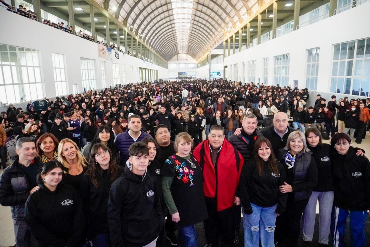 Ishii entregó 4 mil buzos de egresados para estudiantes secundarios.