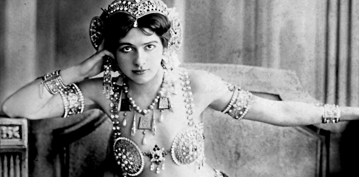 En 1917 es arrestada Mata Hari en París, acusada de espionaje por el gobierno francés.