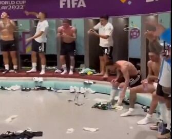 Messi, en el vestuario, en los festejos de la Selección tras la victoria ante México. Imagen; Captura tv