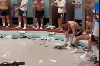 Messi, en el vestuario, en los festejos de la Selección tras la victoria ante México. Imagen; Captura tv