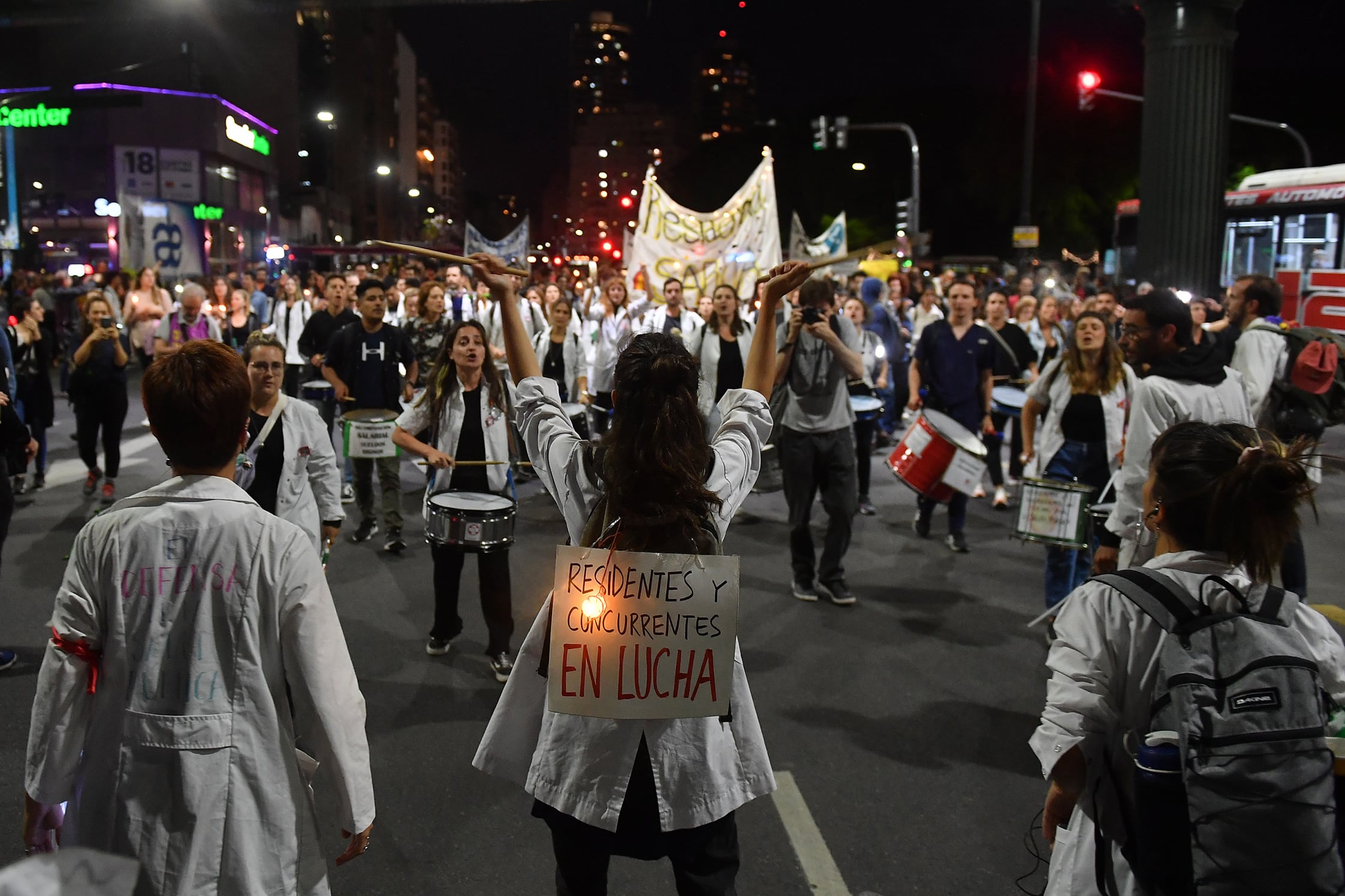 Marcha de antorchas en la novena semana de conflicto.