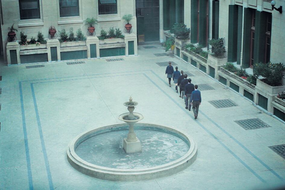 Sinfonía para Ana está ambientada en el Colegio Nacional de Buenos Aires hacia 1976.