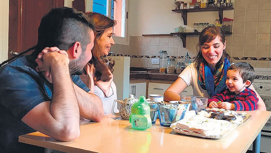 La ex presidenta, ayer, junto a una pareja de diseñadores gráficos que viven en La Plata.