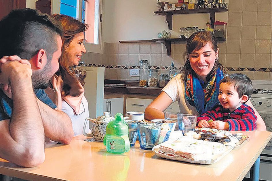 La ex presidenta, ayer, junto a una pareja de diseñadores gráficos que viven en La Plata.