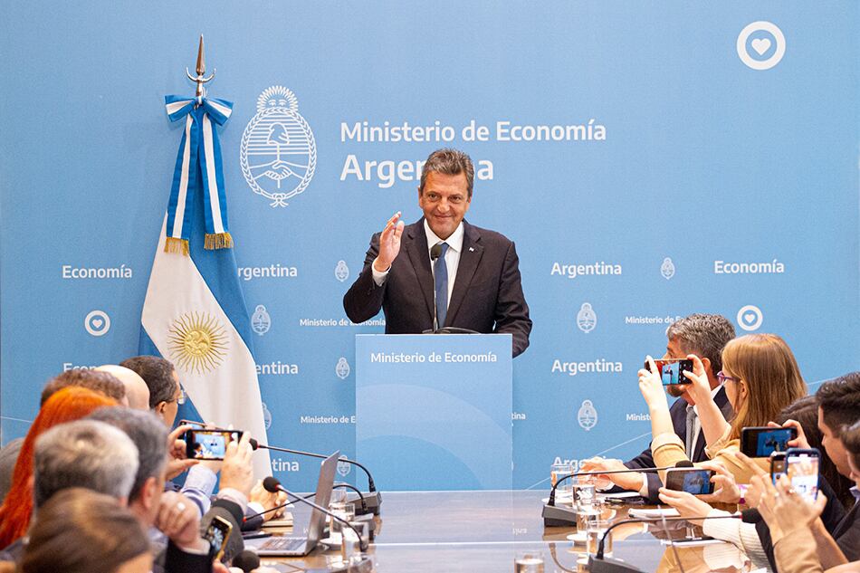 "Mi gobierno convocará a sectores del trabajo, empresarios y de la política de diverso origen partidario", aseguró Sergio Massa ante corresponsales extranjeros.