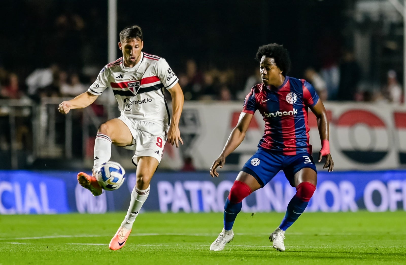Calleri domina la pelota ante Carlos Sánchez