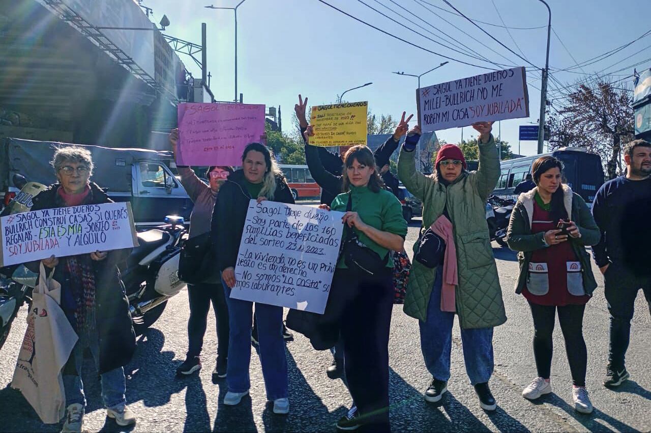 Los damnificados por la maniobra del ministerio de Seguridad protestan en Avellaneda.